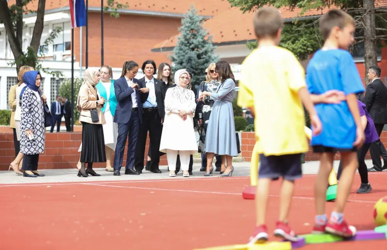 Prve dame Sanja Musić Milanović i Emine Erdogan na satu vjeronauka. Čitali su se i Biblija i Kuran