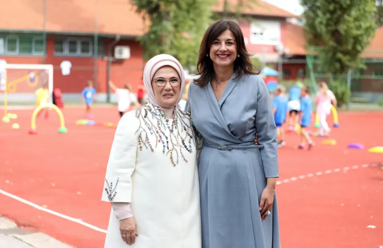 Prve dame Sanja Musić Milanović i Emine Erdogan na satu vjeronauka. Čitali su se i Biblija i Kuran