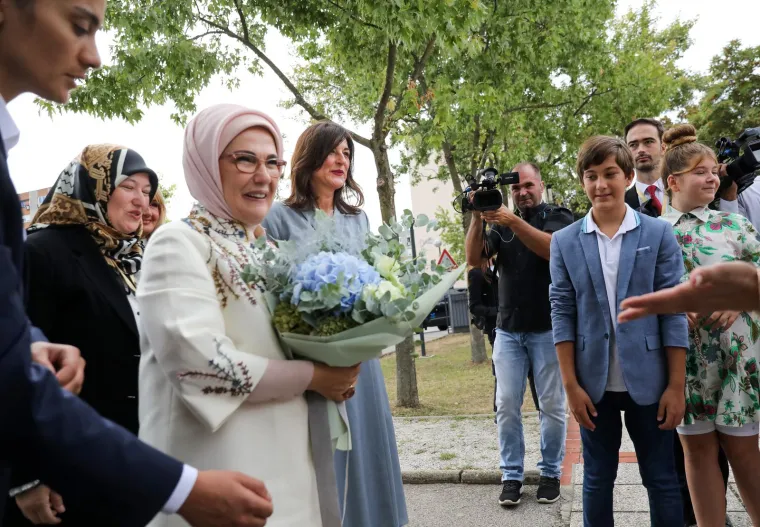 Prve dame Sanja Musić Milanović i Emine Erdogan na satu vjeronauka. Čitali su se i Biblija i Kuran