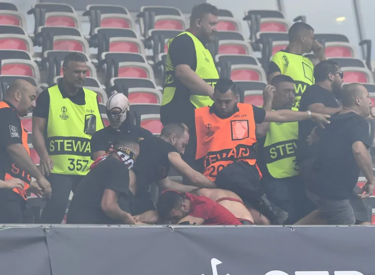 Pomahnitali huligani brutalno se potukli na stadionu, utakmica kasnila 55 minuta: Desetak ozlijeđenih u općoj makljaži, dvoje vrlo teško