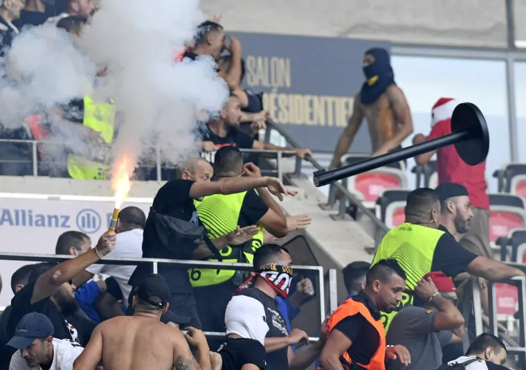 Pomahnitali huligani brutalno se potukli na stadionu, utakmica kasnila 55 minuta: Desetak ozlijeđenih u općoj makljaži, dvoje vrlo teško