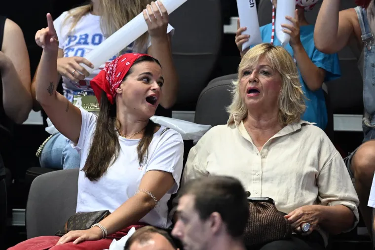 Nema koga nema u uzavreloj Spaladium Areni: Splitske lipotice očarale, kći slavnog Vatrenog s najvažnijom osobom u svom životu gleda utakmicu