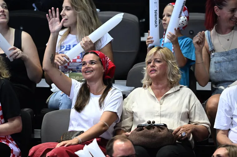 Nema koga nema u uzavreloj Spaladium Areni: Splitske lipotice očarale, kći slavnog Vatrenog s najvažnijom osobom u svom životu gleda utakmicu