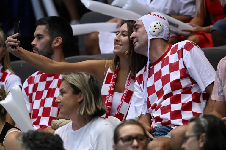 Nema koga nema u uzavreloj Spaladium Areni: Splitske lipotice očarale, kći slavnog Vatrenog s najvažnijom osobom u svom životu gleda utakmicu