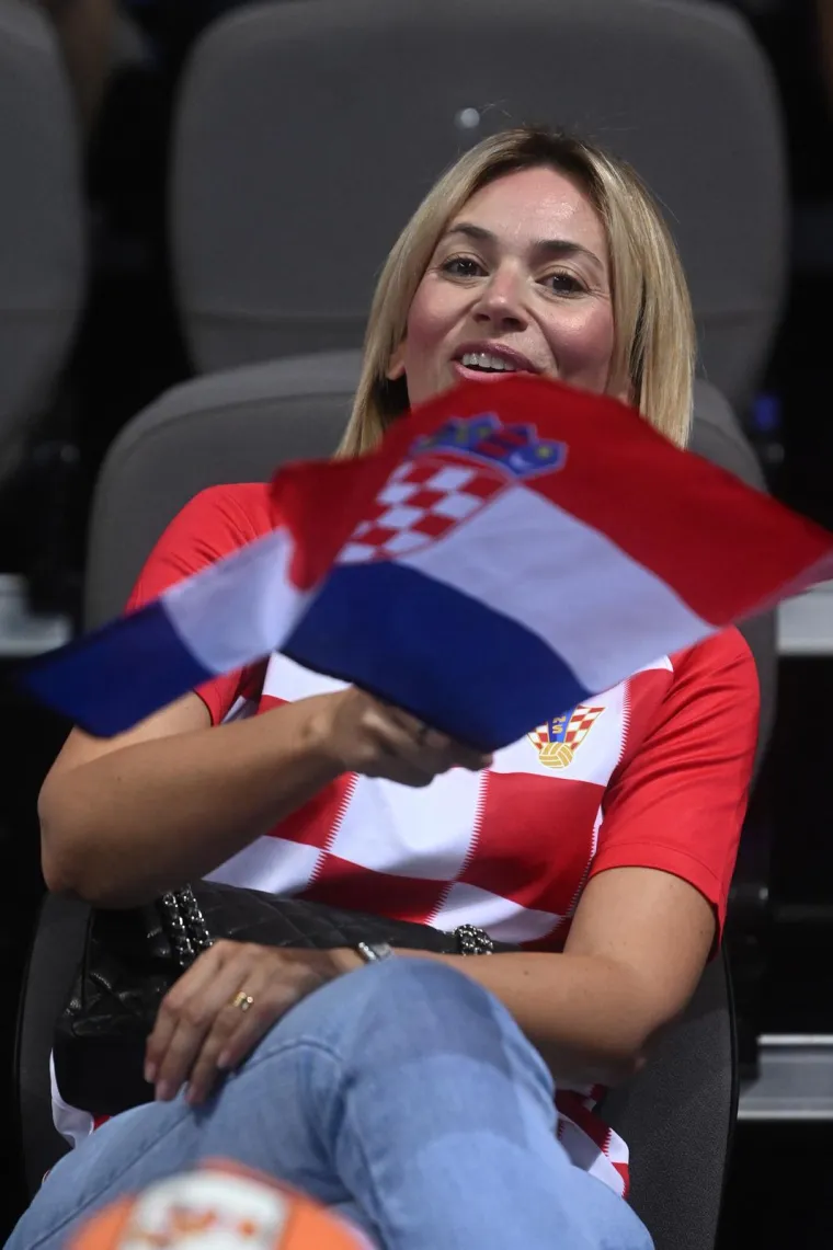 Nema koga nema u uzavreloj Spaladium Areni: Splitske lipotice očarale, kći slavnog Vatrenog s najvažnijom osobom u svom životu gleda utakmicu