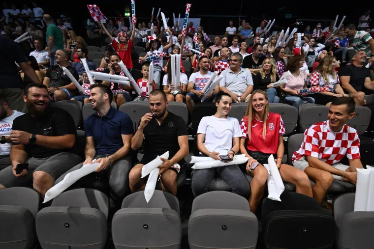 Nema koga nema u uzavreloj Spaladium Areni: Splitske lipotice očarale, kći slavnog Vatrenog s najvažnijom osobom u svom životu gleda utakmicu
