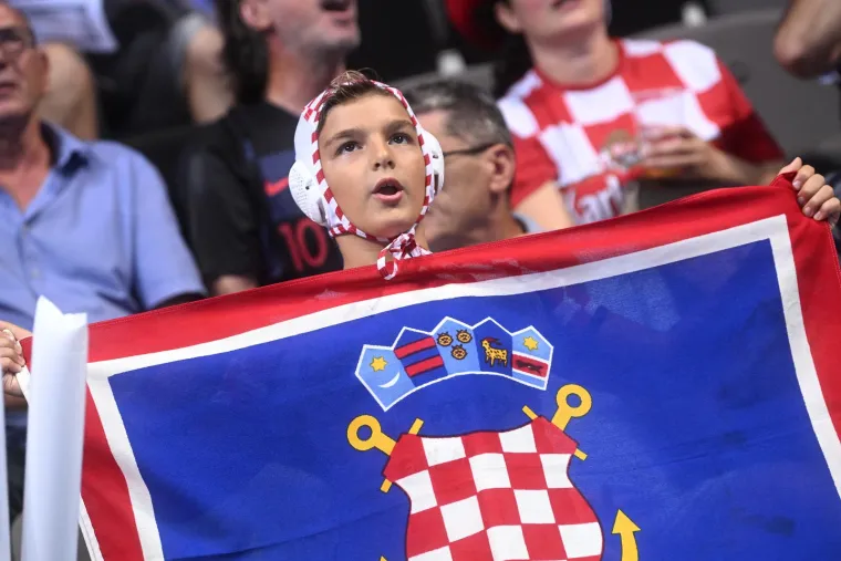 Nema koga nema u uzavreloj Spaladium Areni: Splitske lipotice očarale, kći slavnog Vatrenog s najvažnijom osobom u svom životu gleda utakmicu