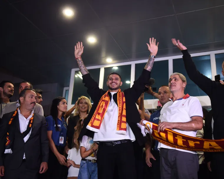 Za ovu posebnu prigodu, gospođa Icardi je zaludila sve obožavatelje svojim dekolteom