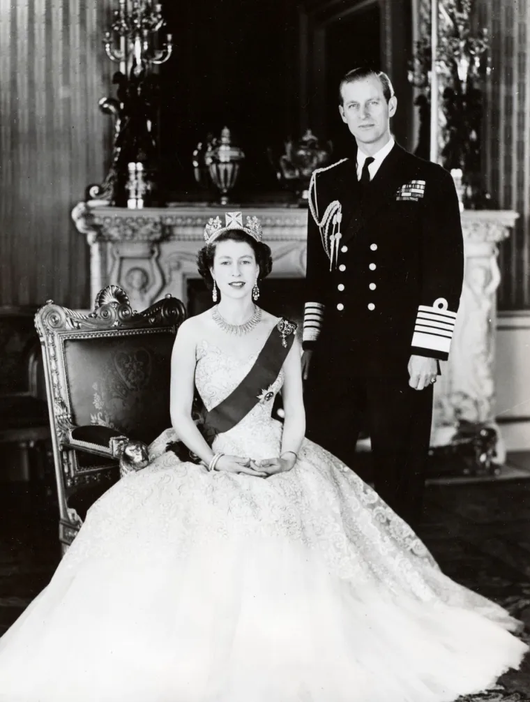 Kraljevski biograf Andrew Morton u knjizi &quot;Diana: Njezina iskrena priča vlastitim riječima&quot; otkrio je da je veza između princeze i kraljice počela neugodno. &quot;U ranim danima Diana je jednostavno bila prestravljena svojom svekrvom. Držala se formalnih počasti, duboko se naklonila svaki put kad bi se sreli, ali inače se držala podalje&quot;, napisao je.