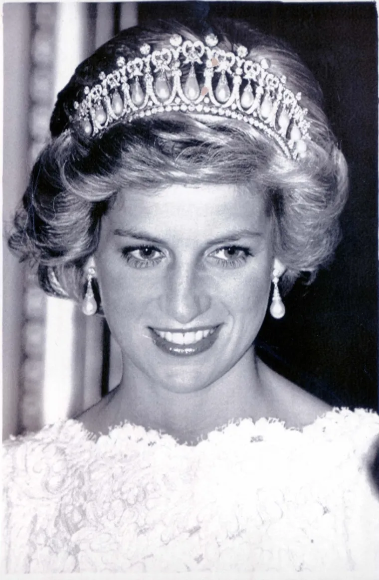 &quot;Diana je provela Božić 1995. s Kassemovima i jasno je u ovom pismu da je imala planove da ga ne provede sama u Kensingtonskoj palači. Pismo koje je poslala u rujnu 1996. bilo je mnogo optimističnije i govorilo je o tome da se veseli budućnosti. Naravno da je u to vrijeme bila u vezi s Hasnatom Khanom kojeg je zvala &apos;ljubav mog života, Njihova veza završila je u ljeto 1997. godine.&quot;