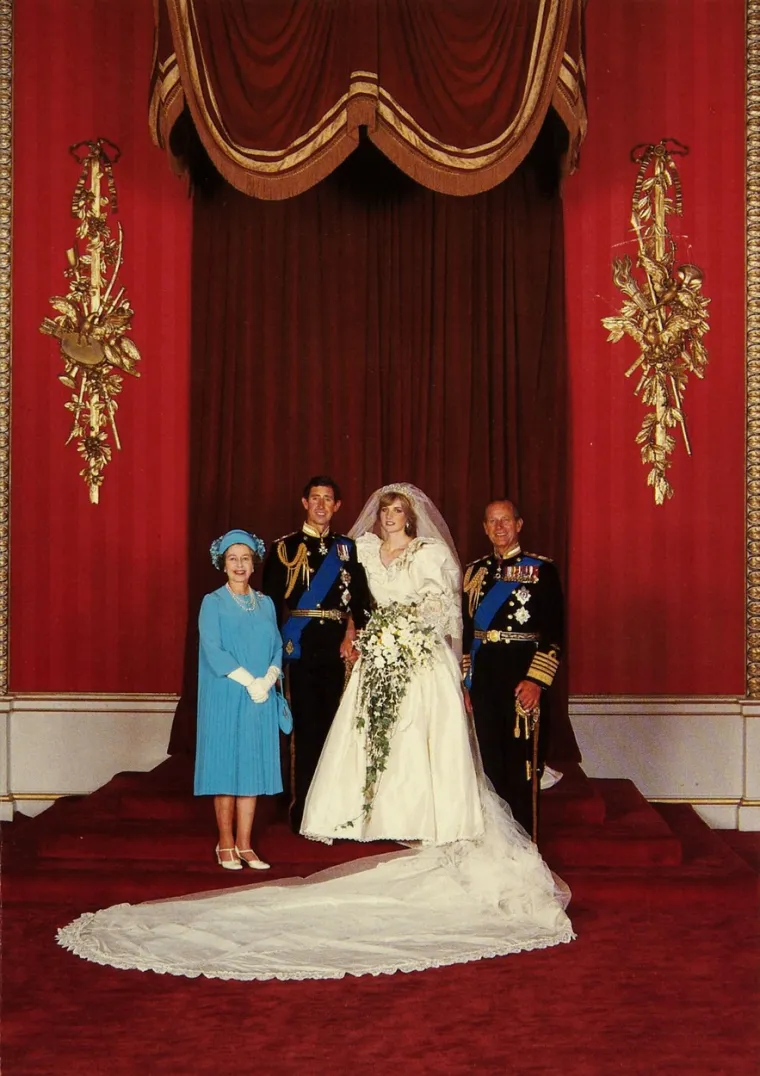 Princeza se, navodno, oslanjala na kraljicu, koja je očekivala da će njena snaha stati uz svog supruga. Kraljevski biograf Morton objasnio je da je Diana u palači pronašla &quot;prilično nevjerojatnog saveznika u kraljici čije su razumijevanje i pomoć uvelike potaknuli Dianu da bude snažna i bori se&quot;.