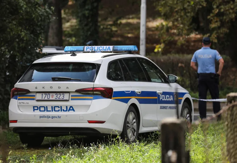 Brutalno ubijen 45-godišnjak u dvorištu, policija traži oružje - nož ili sjekiru. Ubojica se skrivao u šumi