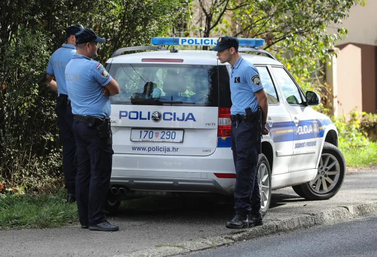 Brutalno ubijen 45-godišnjak u dvorištu, policija traži oružje - nož ili sjekiru. Ubojica se skrivao u šumi