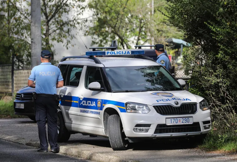 Brutalno ubijen 45-godišnjak u dvorištu, policija traži oružje - nož ili sjekiru. Ubojica se skrivao u šumi