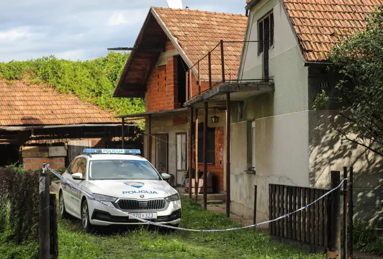 Brutalno ubijen 45-godišnjak u dvorištu, policija traži oružje - nož ili sjekiru. Ubojica se skrivao u šumi