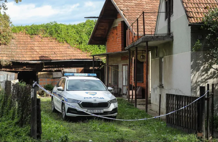 Brutalno ubijen 45-godišnjak u dvorištu, policija traži oružje - nož ili sjekiru. Ubojica se skrivao u šumi