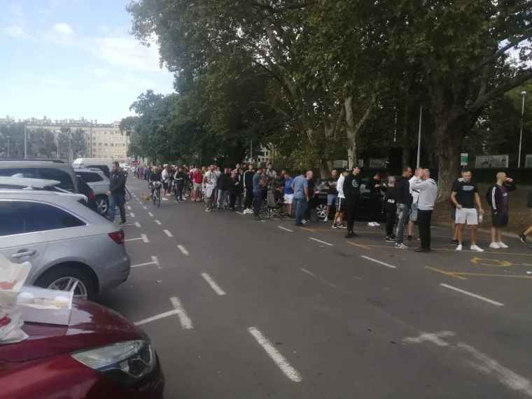 Veliki interes vlada za prvo gostovanje Dinama u grupi Lige prvaka ove sezone, neki su s 'rekvizitima za preživjeti' do&scaron;li noćas u pola dva