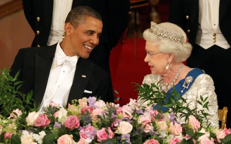 Barack Obama upoznao je kraljicu Elizabetu 2011. godine, a na Twitteru je odao počast kraljici i napisao: &quot;Neprestano smo bili zadivljeni njezinom toplinom, načinom na koji je ljude opuštala i kako je unosila svoj značajni humor i šarm u trenutke velike pompe i okolnosti.&quot; Tijekom svog posjeta, Obama je zabavljao kraljicu i tu i tamo ispričao bi pokoji vic, a sve kako bi, kako je jednom izjavom, ubio tremu.