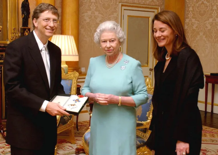 Bill Gates i njegova bivša supruga kraljicu Elizabetu su upoznali 2005. godine, a nakon njezine smrti suosnivač Microsofta na Twitteru je objavio: &quot;Počašćen sam što sam upoznao kraljicu Elizabetu i jako sam tužan što čujem za njenu smrt. Moja najdublja sućut kraljevskoj obitelji i britanskom narodu.&quot;