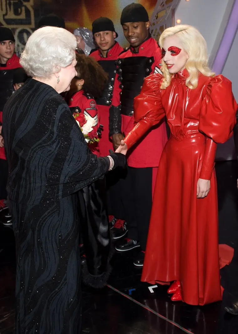 Lady Gaga kraljicu je upoznala 2009., dotad je pjevačica nosila bezbroj odvažnih kombinacija, ali ova u lateksu se ipak pamti. &quot;Željela sam se odijevati poput kraljice na britanski način, ali sam to učinila u svom stilu&quot;, rekla je Gaga za Insider. 