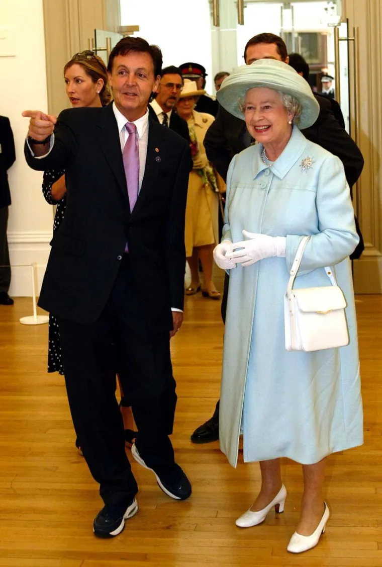 Paul McCartney odao je počast kraljici Elizabeti II.: &quot;Neka počiva u miru&quot;. Sir Paul McCartney bio je doživotni obožavatelj i prijatelj kraljice Elizabete II., koja ga je proglasila vitezom u Buckinghamskoj palači 1997. kada je imao 54 godine. 