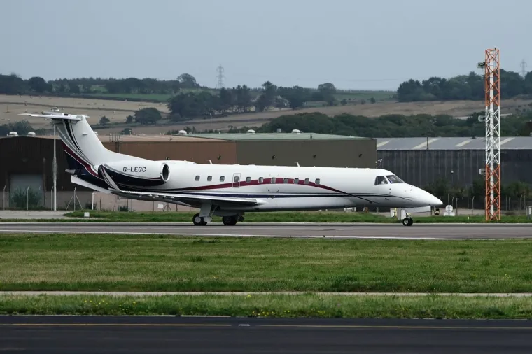 Novopečenog kralja Charlesa tješi voljena družica Camilla, a princ Harry uhvaćen u simpatičnoj gesti na aerodromu