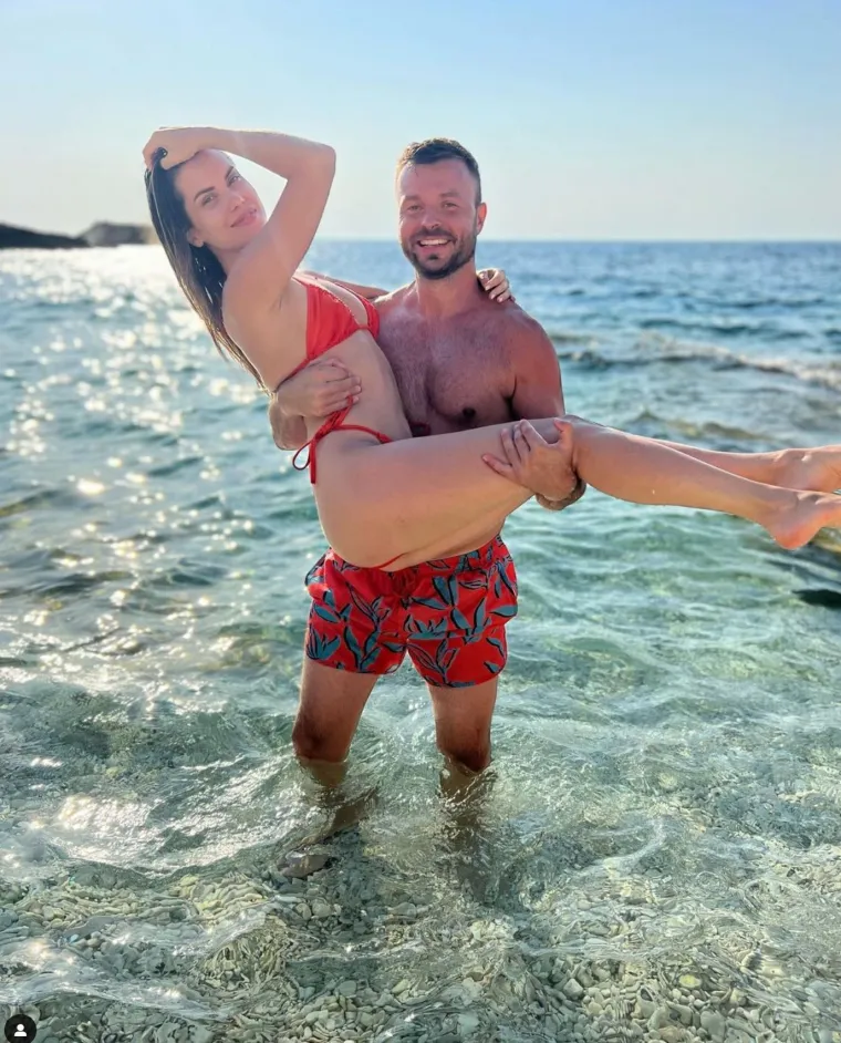 Ecija Ivušić sitno odbrojava do vjenčanja s Goranom Beloševićem. Zaljubljeni golupčići su trenutno na Korčuli, a sudbonosno &quot;da&quot; izreći će jedno drugom na otoku Vrniku. &quot;Vježba kako me prenijeti preko praga&quot;, napisala je Ecija uz objavu na Instagramu na kojoj je budući suprug drži u naručju u moru.