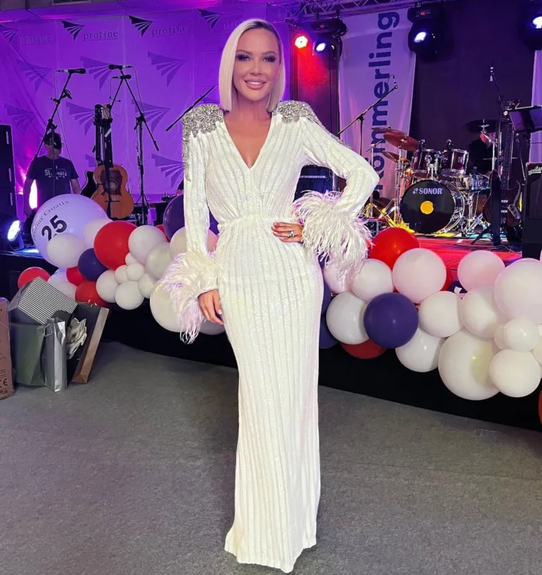 Maja &Scaron;uput Tatarinov ne bi bila to &scaron;to jeste, da se nije po tko zna koji put pretrpala poslovnim obavezama. "Spremna za rad. Večeras jedan veliki i ludi event i jo&scaron; jedna noć do zore je pred nama", istaknula je na Instagramu u jednoj od posljednjih objava.