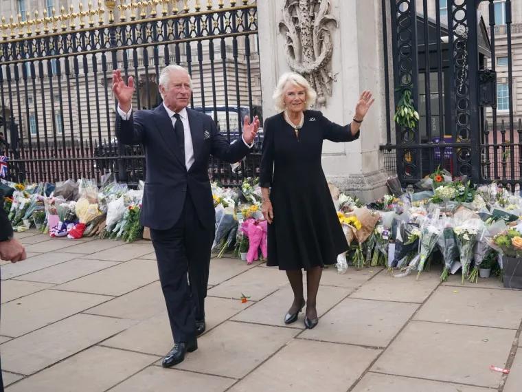 Kralj Charles III. i Camilla u crnini! Kralj se rukovao s mnoštvom ispred Buckinghamske palače, baš kao njegova majka nekad