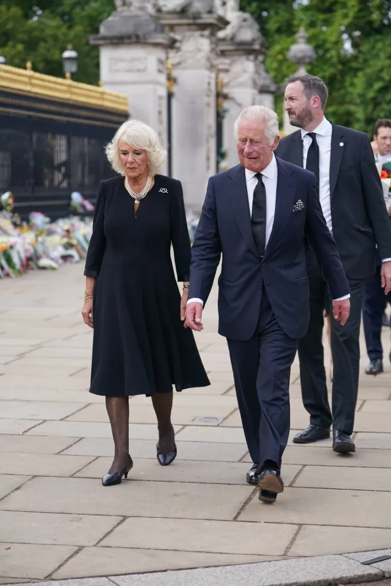 Kralj Charles III. i Camilla u crnini! Kralj se rukovao s mnoštvom ispred Buckinghamske palače, baš kao njegova majka nekad