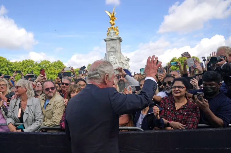 Kralj Charles III. i Camilla u crnini! Kralj se rukovao s mnoštvom ispred Buckinghamske palače, baš kao njegova majka nekad