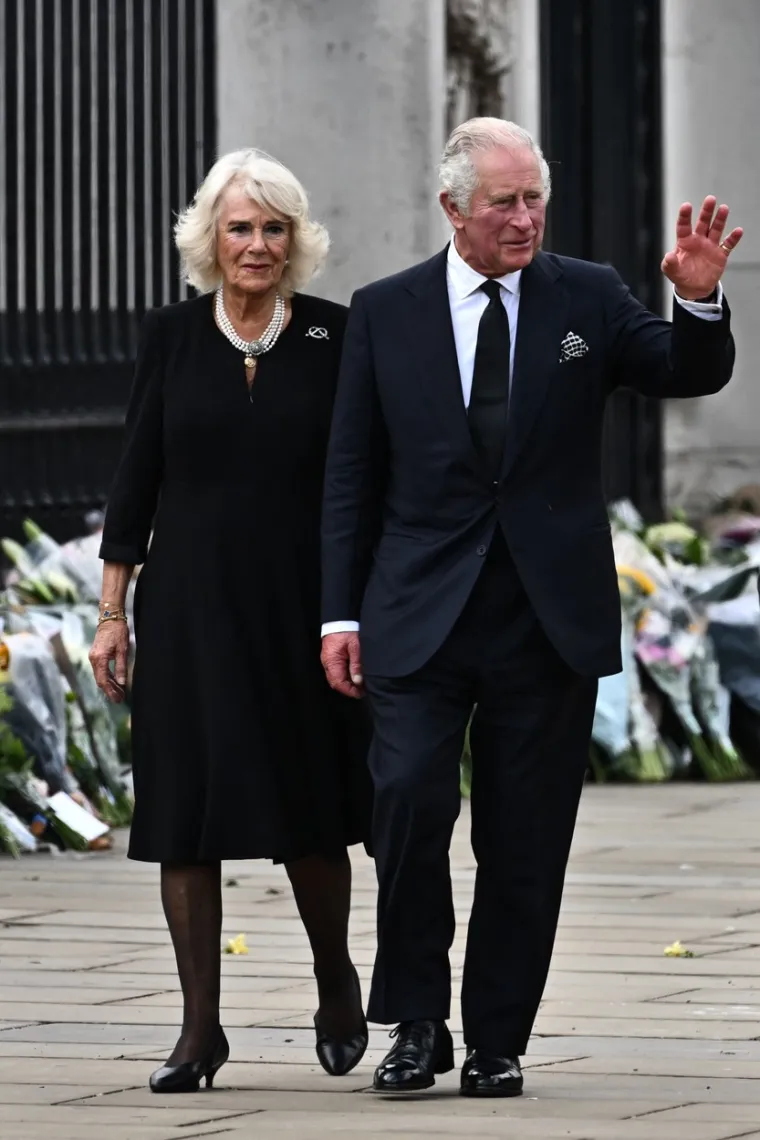 Kralj Charles III. i Camilla u crnini! Kralj se rukovao s mnoštvom ispred Buckinghamske palače, baš kao njegova majka nekad
