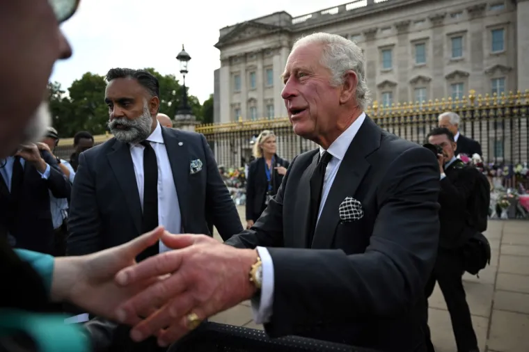 Kralj Charles III. i Camilla u crnini! Kralj se rukovao s mnoštvom ispred Buckinghamske palače, baš kao njegova majka nekad