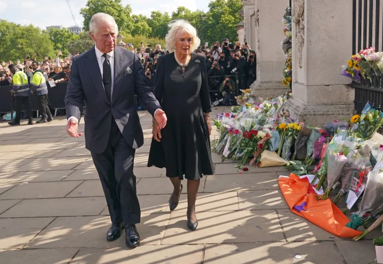 Kralj Charles III. i Camilla u crnini! Kralj se rukovao s mnoštvom ispred Buckinghamske palače, baš kao njegova majka nekad