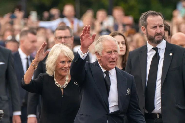 Kralj Charles III. i Camilla u crnini! Kralj se rukovao s mnoštvom ispred Buckinghamske palače, baš kao njegova majka nekad