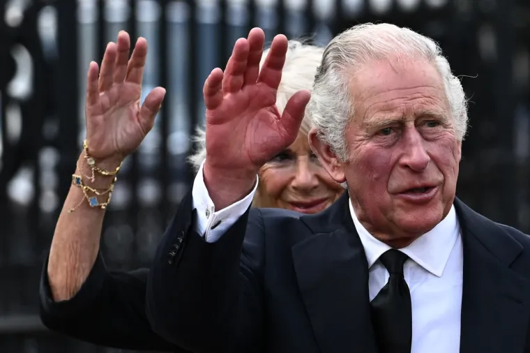 Kralj Charles III. i Camilla u crnini! Kralj se rukovao s mnoštvom ispred Buckinghamske palače, baš kao njegova majka nekad