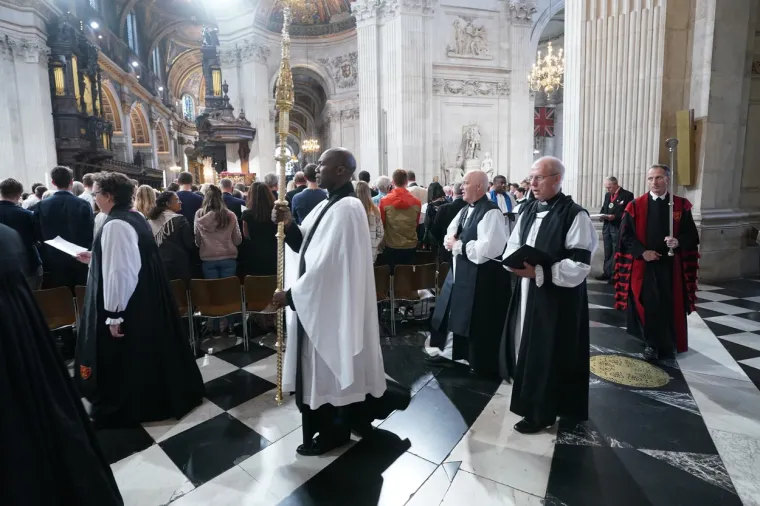Deseci tisuća Britanaca u suzama se oprašta od pokojne kraljice: U katedrali sv. Pavla održana misa u njezinu čast