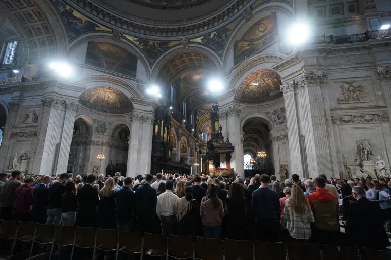 Deseci tisuća Britanaca u suzama se oprašta od pokojne kraljice: U katedrali sv. Pavla održana misa u njezinu čast