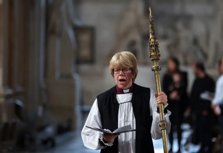 Deseci tisuća Britanaca u suzama se oprašta od pokojne kraljice: U katedrali sv. Pavla održana misa u njezinu čast