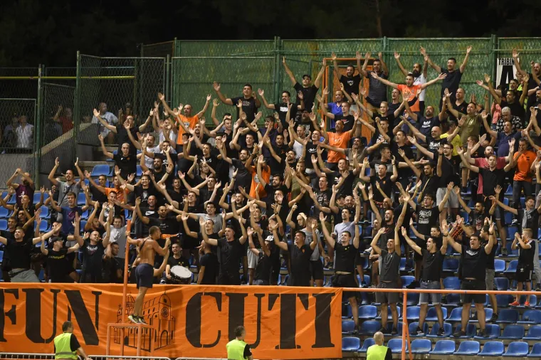 Piromanska fešta na utakmici Šibenika i Hajduka. Tribine su gorjele, pljuštale su uvrede, ma kaos totalni