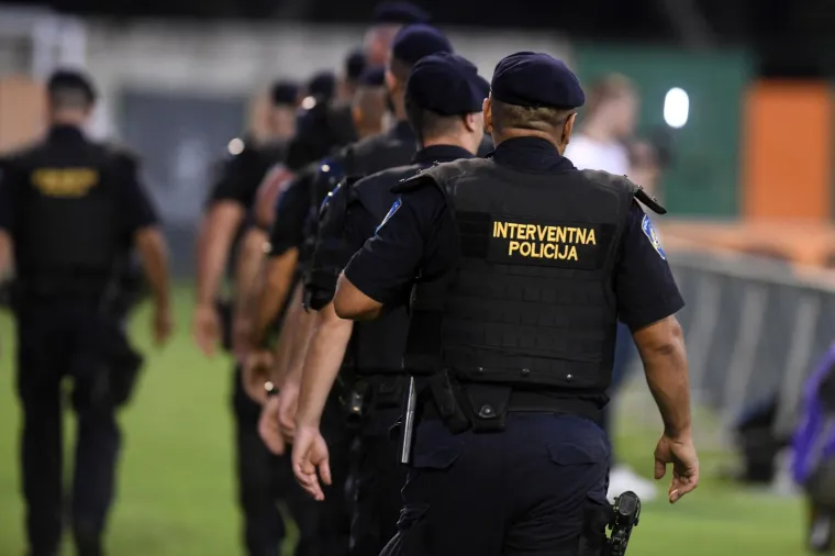 Piromanska fešta na utakmici Šibenika i Hajduka. Tribine su gorjele, pljuštale su uvrede, ma kaos totalni