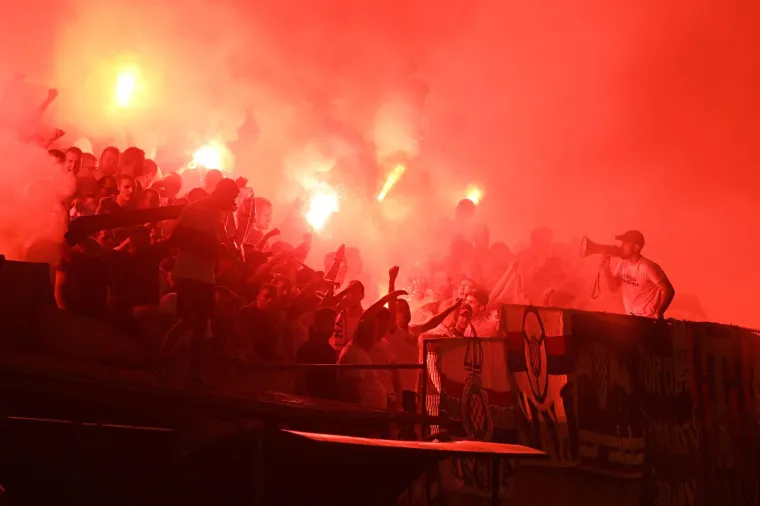 Piromanska fešta na utakmici Šibenika i Hajduka. Tribine su gorjele, pljuštale su uvrede, ma kaos totalni