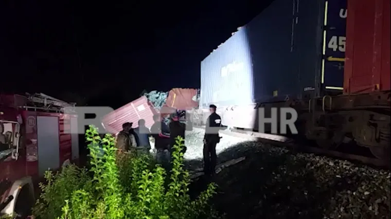 Pogledajte slike užasa s mjesta željezničke nesreće u kojoj je troje ljudi poginulo, a 11 ozlijeđeno