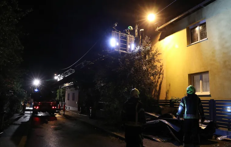 Na ulicama je bilo poru&scaron;enog drveća, a uslijed jakog vjetra podigao se krov koji je pao na automobil koji se kretao podvožnjakom u Vrapču