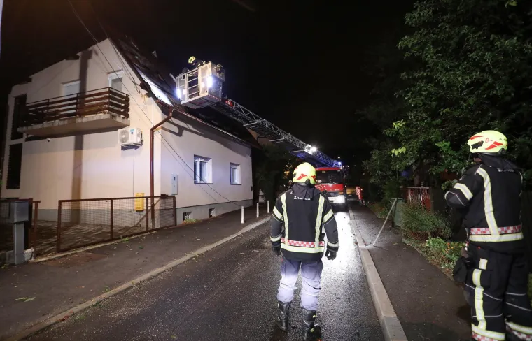 Snažno nevrijeme pokosilo Zagreb, fotografije su pomalo nadrealne: Letjeli su i krovovi kuća