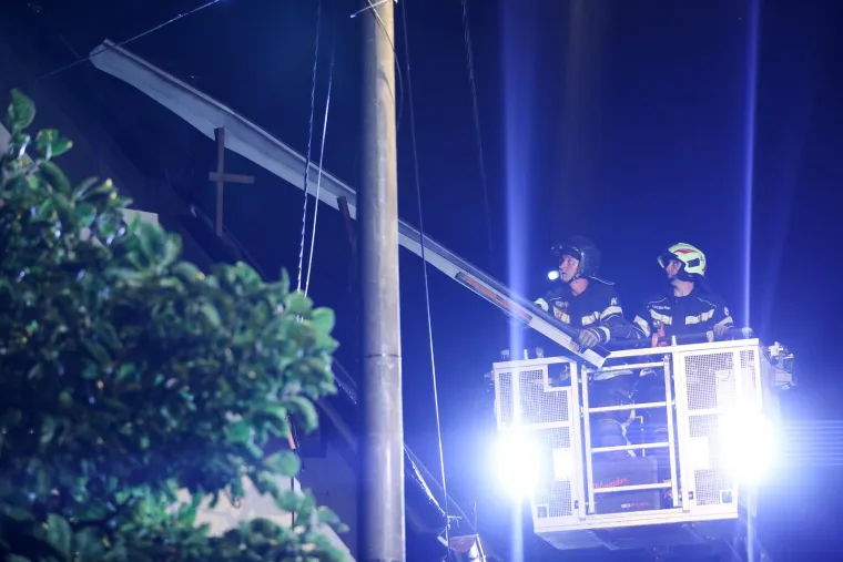 Snažno nevrijeme pokosilo Zagreb, fotografije su pomalo nadrealne: Letjeli su i krovovi kuća