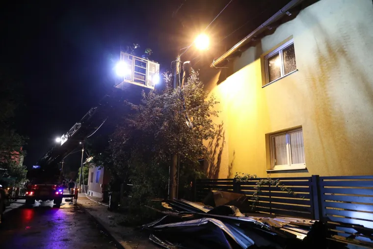 Snažno nevrijeme pokosilo Zagreb, fotografije su pomalo nadrealne: Letjeli su i krovovi kuća