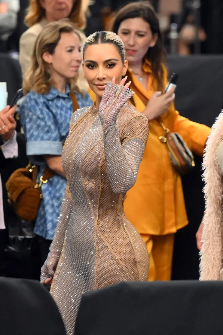 Kim Kardashian na New York Fashion Weeku opet otkriva više nego što pokriva: Pokazala stražnjicu iz druge dimenzije