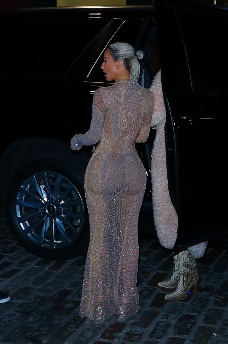 Kim Kardashian na New York Fashion Weeku opet otkriva više nego što pokriva: Pokazala stražnjicu iz druge dimenzije