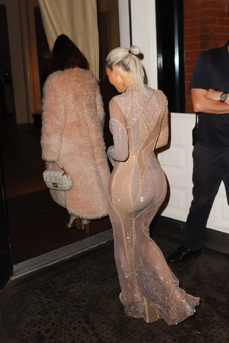 Kim Kardashian na New York Fashion Weeku opet otkriva više nego što pokriva: Pokazala stražnjicu iz druge dimenzije